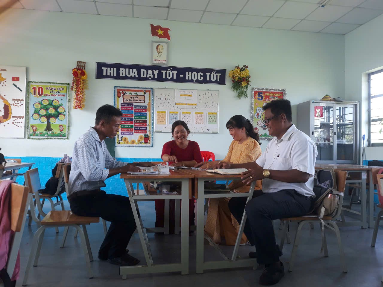 ĐOÀN KẾT NHIỆT HUYẾT CỦA TẬP THỂ KHỐI 4, THỰC HIỆN PHONG TRÀO GIÁO VIÊN CHỦ NHIỆM GIỎI